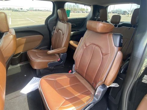 Used 2017 Chrysler Pacifica Limited w/ Tire & Wheel Group image 2