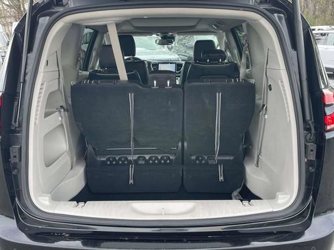 Used 2023 Chrysler Pacifica Limited FWD image 41
