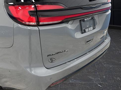 Used 2022 Chrysler Pacifica Limited w/ Uconnect Theater Family Group image 38