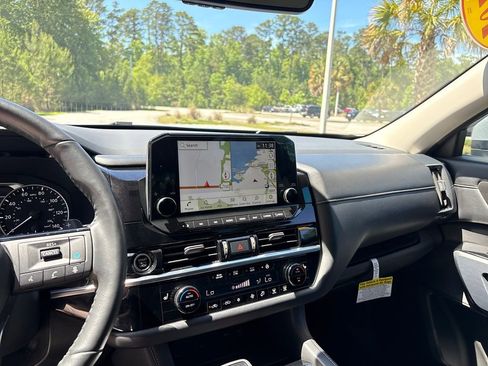 Used 2023 Nissan Pathfinder SL AWD/4WD image 19