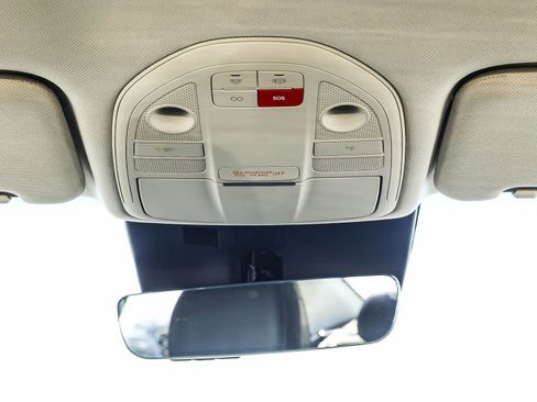 Used 2025 Genesis G70 2.5T image 18