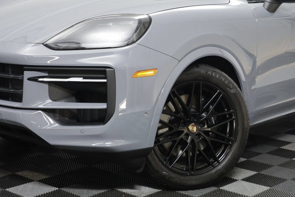 Used 2025 Porsche Cayenne AWD/4WD image 3