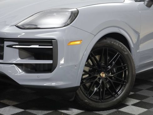 Used 2025 Porsche Cayenne AWD/4WD image 3
