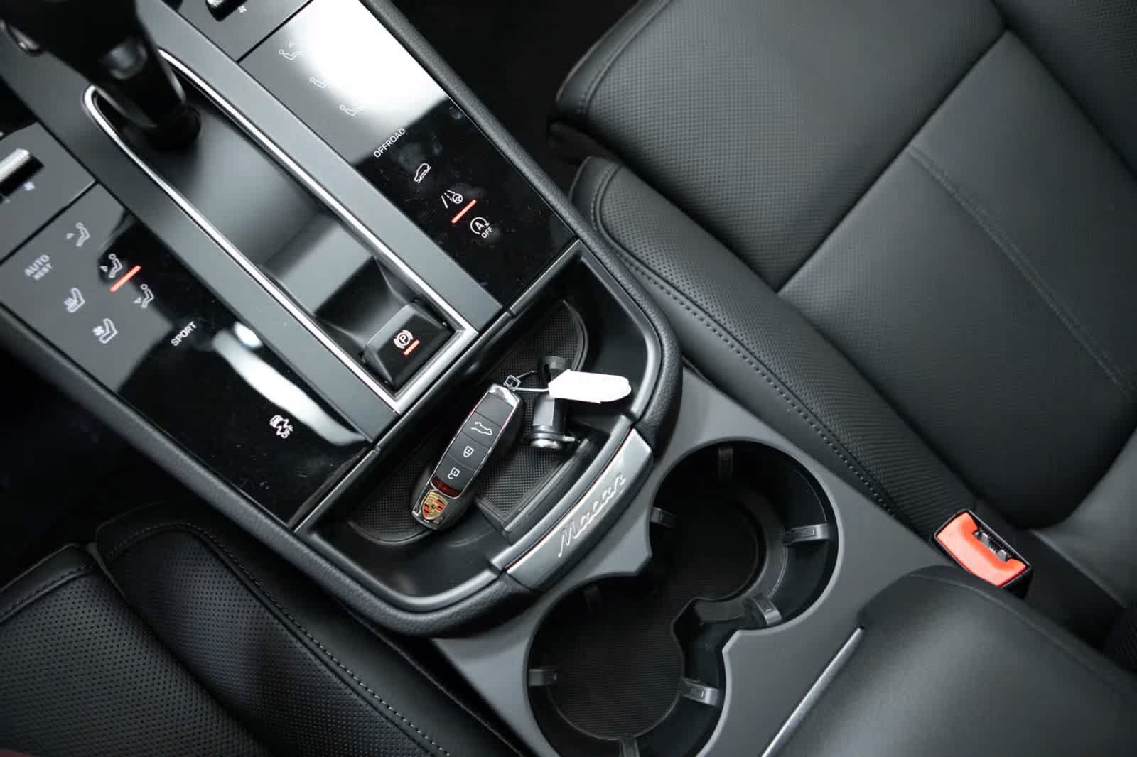 Certified 2026 Porsche Macan AWD/4WD image 32