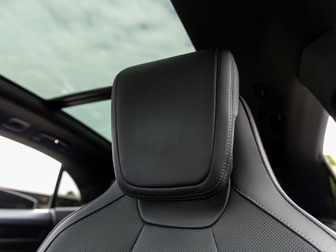 Certified 2025 Porsche Macan Electric image 26