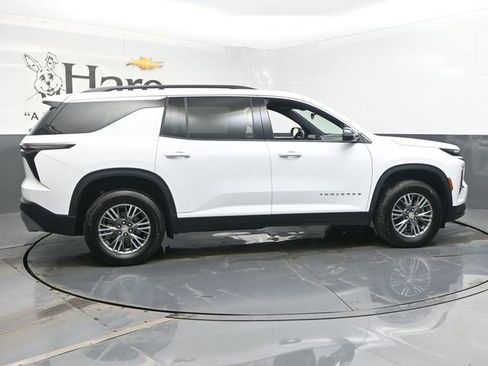 Used 2025 Chevrolet Traverse LT image 38