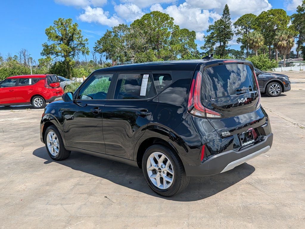 Certified 2025 Kia Soul LX w/ LX Technology Package FWD image 6