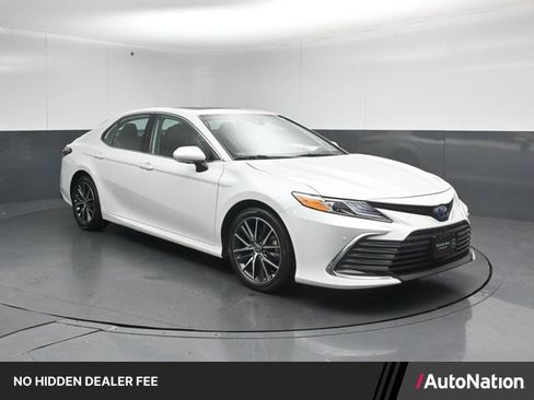 Used 2022 Toyota Camry XLE w/ Navigation Upgrade Package FWD image 1