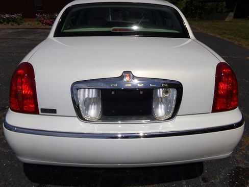 Used 2001 Lincoln Town Car Cartier RWD image 8