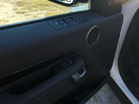 Used 2024 Land Rover Discovery S image 12