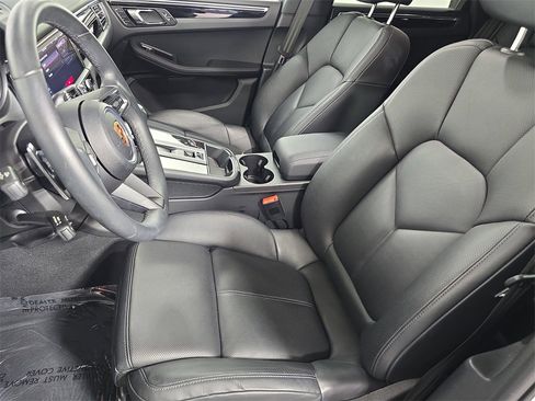 Certified 2025 Porsche Macan image 5