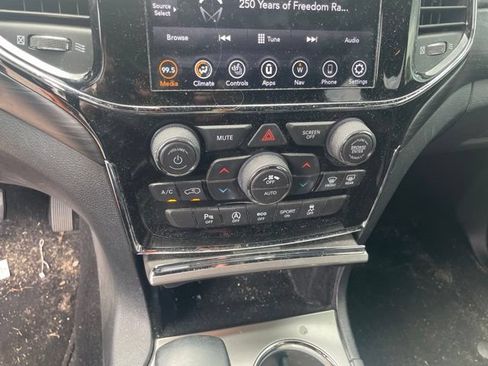 Used 2020 Jeep Grand Cherokee Laredo w/ Laredo X Package RWD image 17