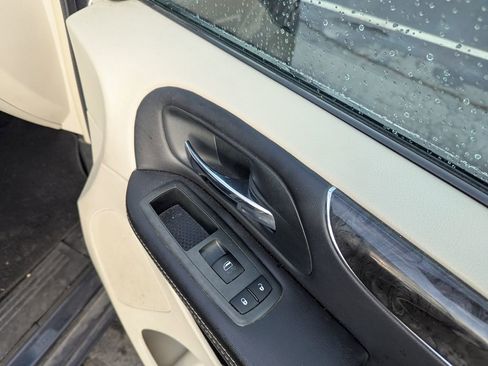 Used 2014 Chrysler Town & Country Touring image 26