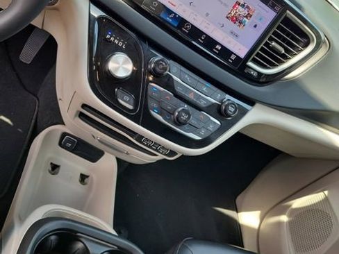 Used 2023 Chrysler Pacifica Touring-L FWD image 38