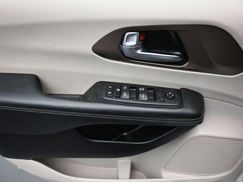 Used 2023 Chrysler Voyager LX image 10