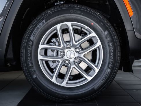 New 2025 Jeep Grand Cherokee Laredo X w/ Luxury Tech Group I image 15