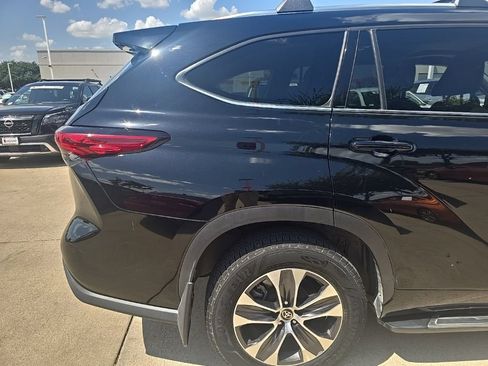 Used 2021 Toyota Highlander XLE AWD/4WD image 13