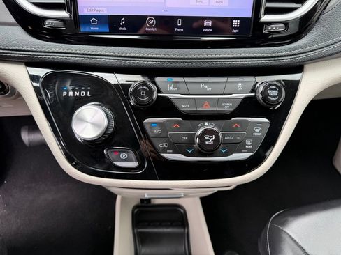 Used 2023 Chrysler Pacifica Touring-L FWD image 23