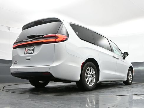 Used 2023 Chrysler Pacifica Touring-L FWD image 41