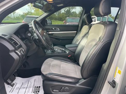Used 2017 Ford Explorer XLT w/ Equipment Group 202A FWD image 19