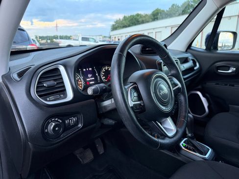 Used 2020 Jeep Renegade Latitude w/ Cold Weather Group AWD/4WD image 17