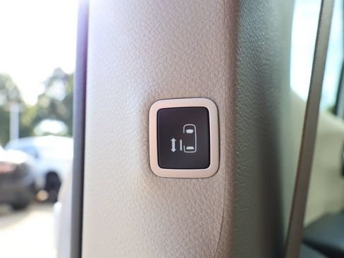 Used 2024 Chrysler Pacifica Touring-L FWD image 27