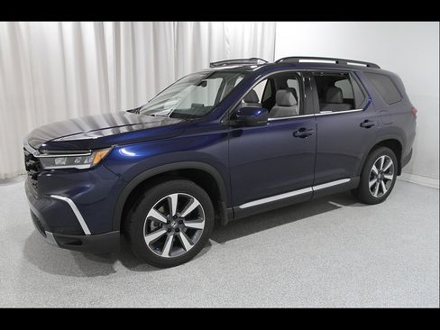 Used 2025 Honda Pilot Touring image 3