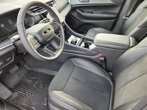 Used 2025 Jeep Grand Cherokee L Altitude image 9