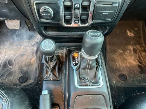 Used 2019 Jeep Wrangler Unlimited Sahara AWD/4WD image 18