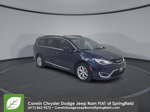 Used 2017 Chrysler Pacifica Touring-L Plus image 3