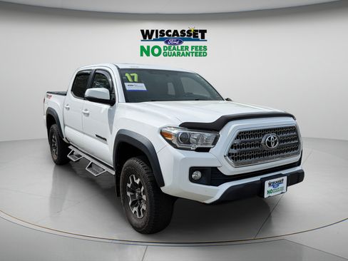 Used 2017 Toyota Tacoma TRD Off-Road w/ Premium & Technology Package AWD/4WD image 26