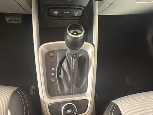 Used 2025 Hyundai Venue SEL FWD image 19