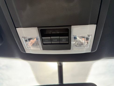 Used 2018 Ford Explorer XLT w/ Equipment Group 202A AWD/4WD image 22