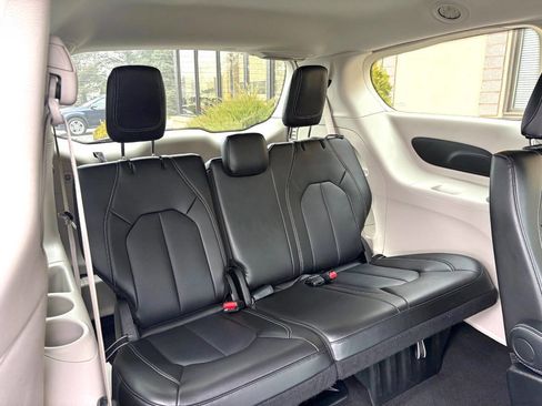 Used 2024 Chrysler Pacifica Touring-L image 14