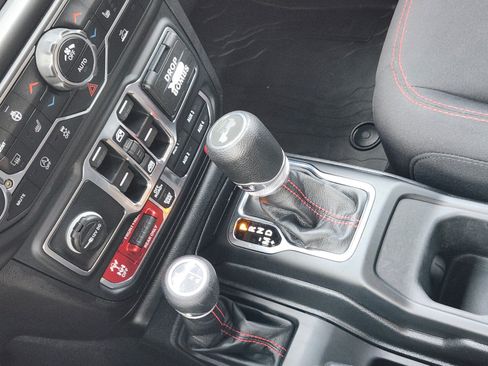 Used 2023 Jeep Wrangler Unlimited Rubicon w/ Cold Weather Group AWD/4WD image 15