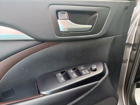 Used 2019 Toyota Highlander XLE image 27