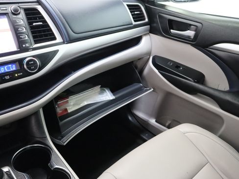 Used 2019 Toyota Highlander XLE FWD image 25