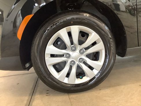 Certified 2025 Kia Soul LX FWD image 28