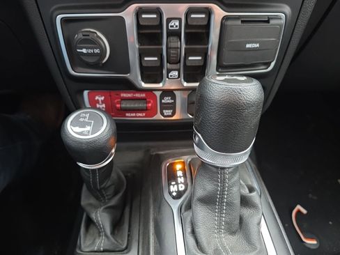 Used 2024 Jeep Wrangler Unlimited Rubicon w/ Dual Top Group AWD/4WD image 13