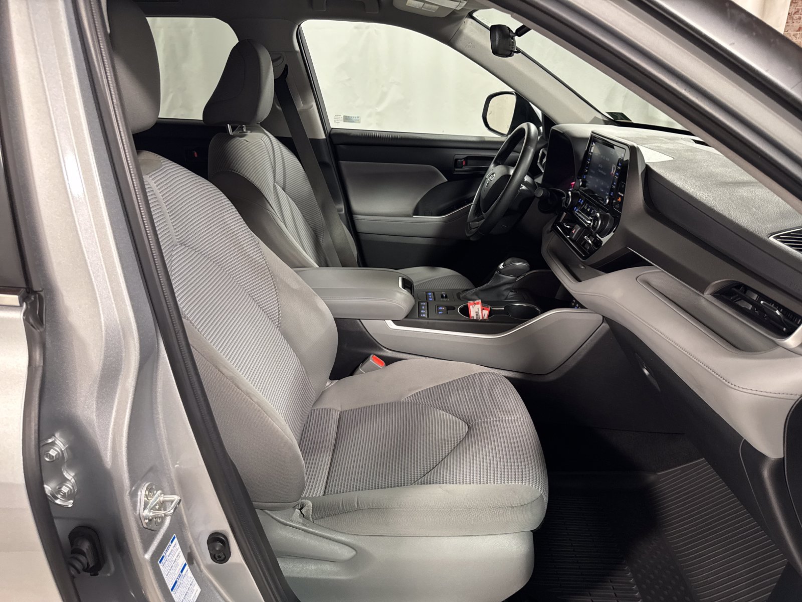 Used 2022 Toyota Highlander LE AWD/4WD image 23