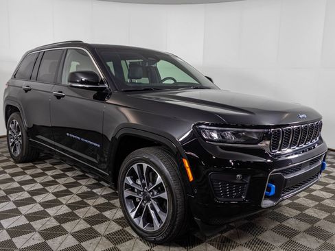 Used 2024 Jeep Grand Cherokee Overland w/ Luxury Tech Group IV AWD/4WD image 17