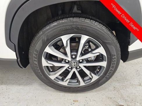 Used 2023 Toyota Corolla Cross XLE w/ Convenience Package image 11