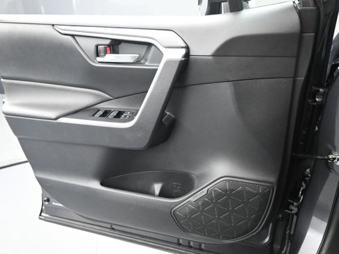 Used 2022 Toyota RAV4 XLE FWD image 19
