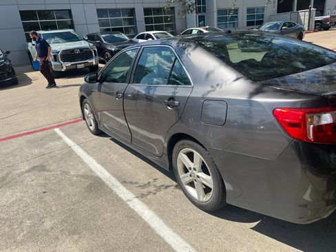 Used 2014 Toyota Camry SE w/ Moonroof Package FWD image 2