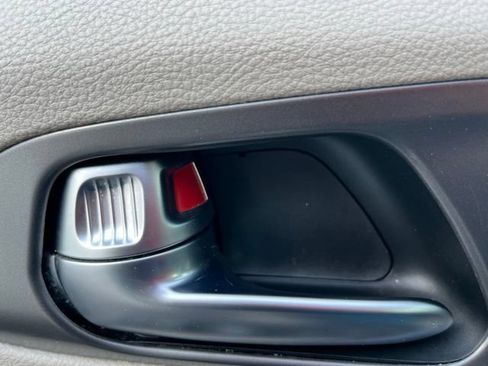 Used 2023 Chrysler Pacifica Touring-L FWD image 11