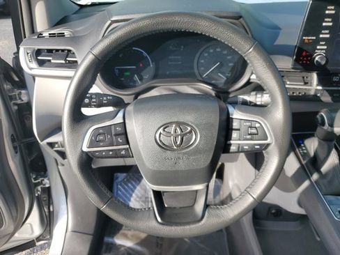 Used 2023 Toyota Sienna XLE image 16