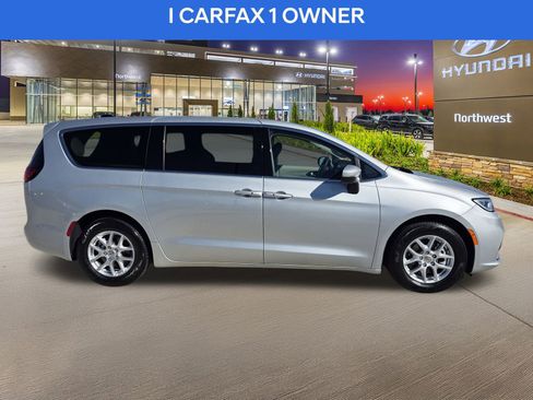 Used 2023 Chrysler Pacifica Touring-L image 6