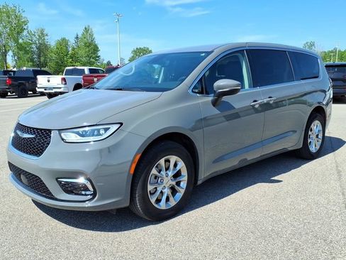 Used 2023 Chrysler Pacifica Touring-L AWD/4WD image 1