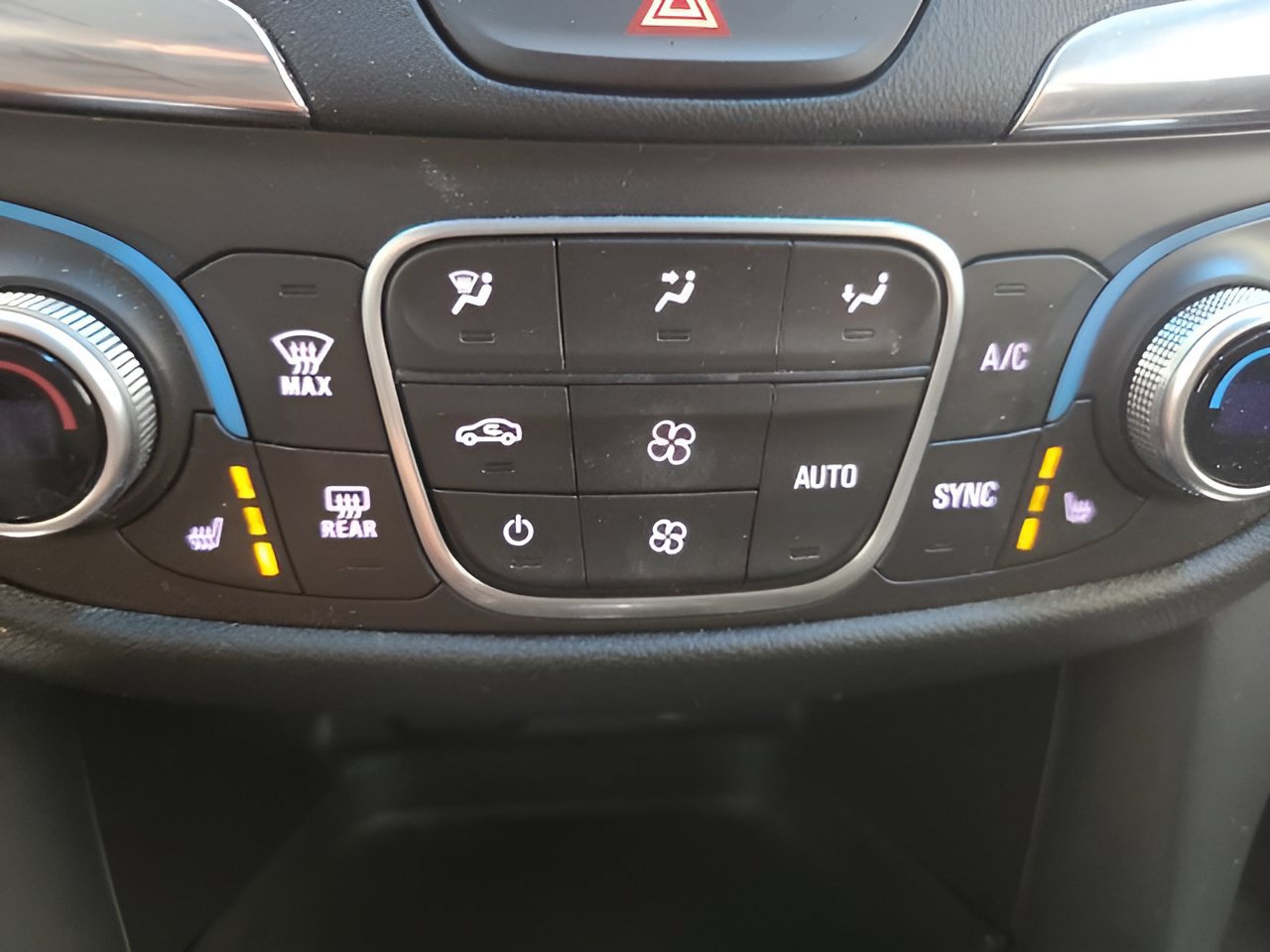 Used 2018 Chevrolet Equinox LT FWD image 33