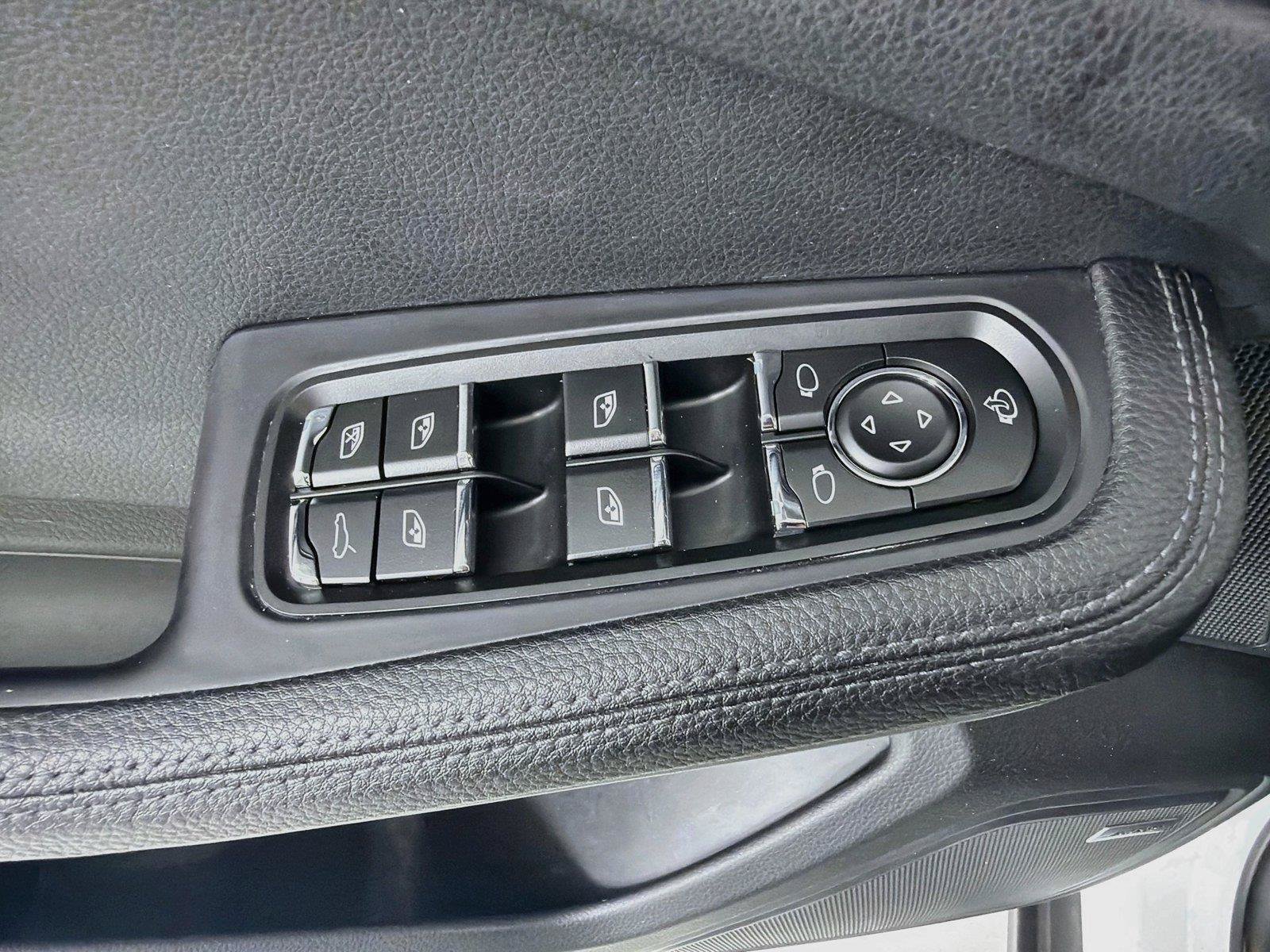 Certified 2022 Porsche Macan AWD/4WD image 8